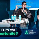 Experts des marchés financiers lors d’une intervention sur la bourse et le money management, capturé lors du salon Paris Investor Week avec un graphique de trading en arrière-plan. Intervenants : Maëva Chazal / finance.thomas / Marieka Finot